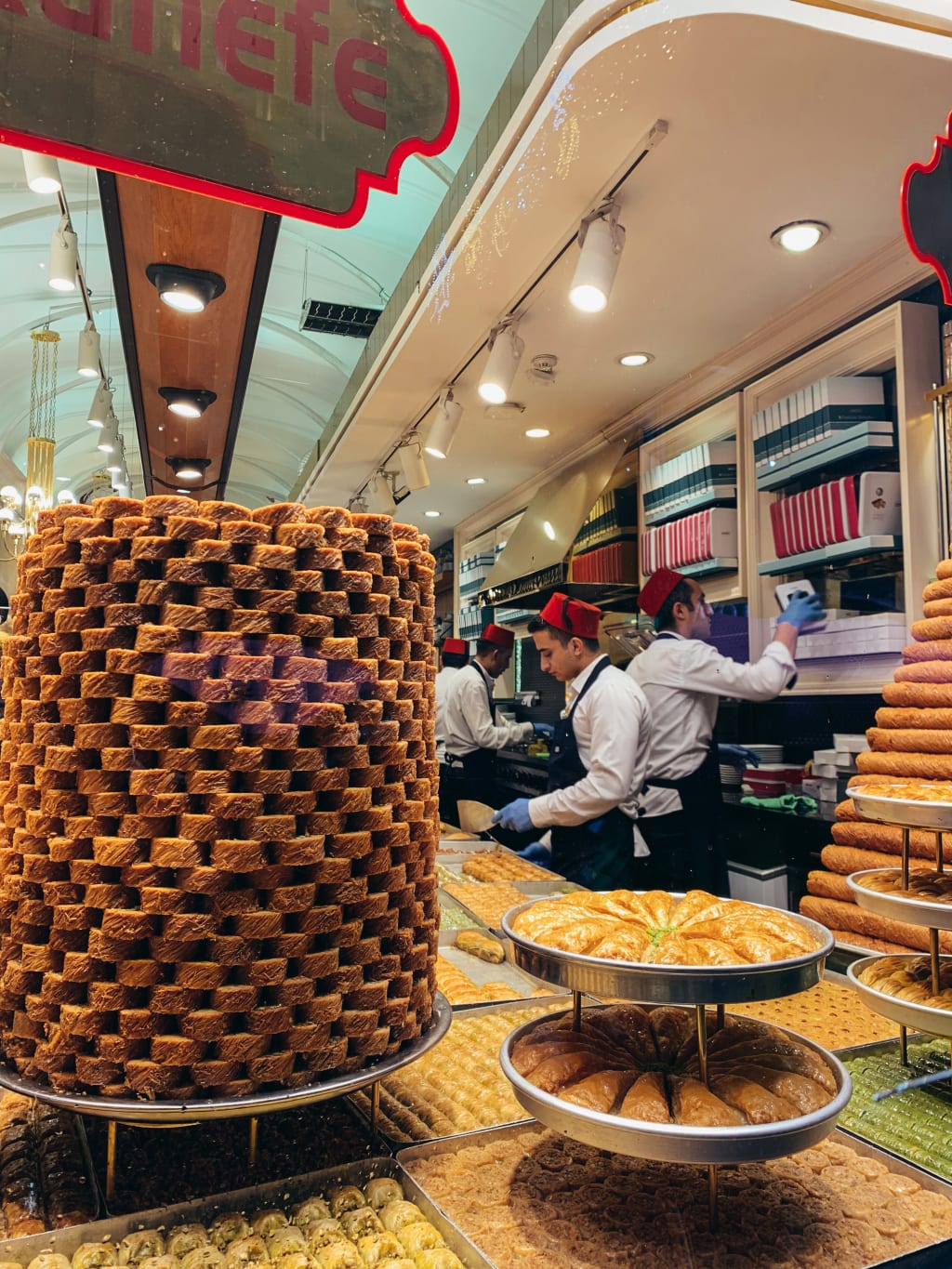 Negozio di dolci turchi e baklava a Istanbul, scoperta dei sapori locali